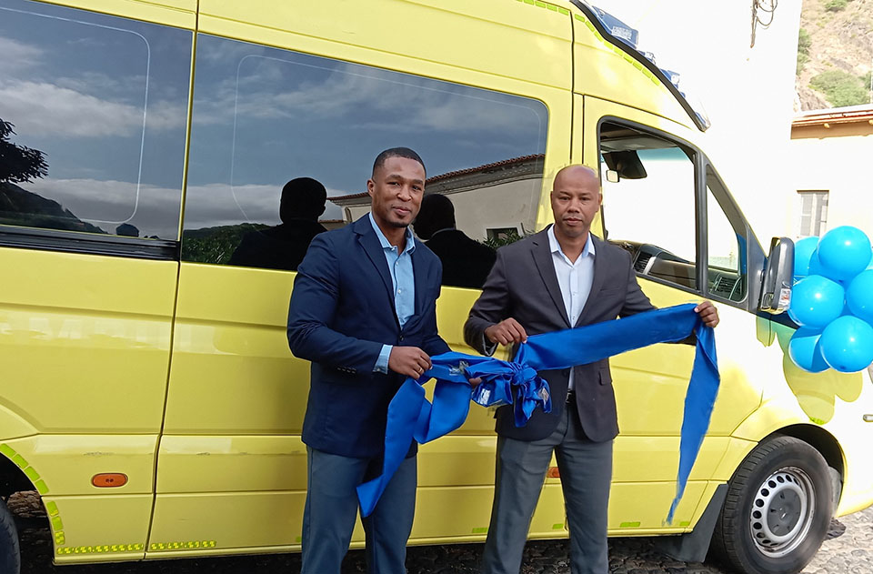 Entrega Oficila AMBULÂNCIA